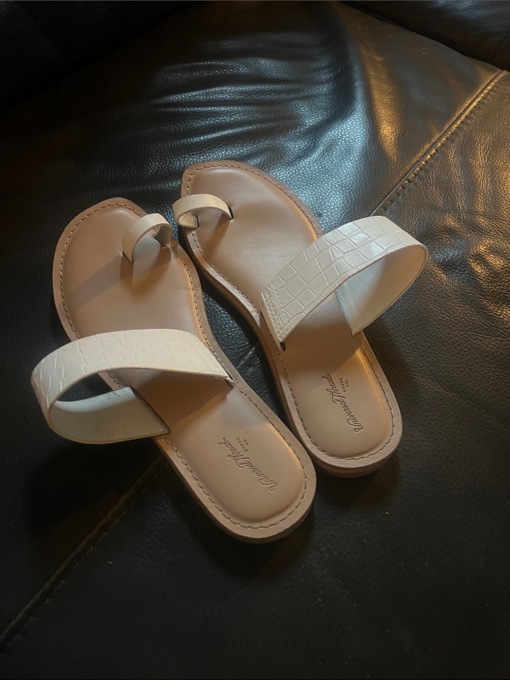 Universal Thread White Croc-Embossed Toe-Ring Slide Sandals
